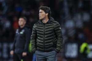 El entrenador del Almería, atento en la banda del Carlos Belmonte.