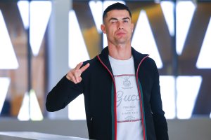 La grada del Estadio de los Juegos Mediterráneos sueña con ver a Cristiano Ronaldo en el palco al lado del presidente Mohamed Al Khereiji.