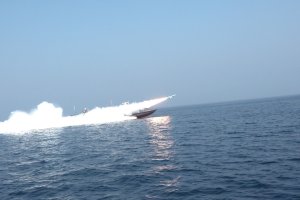 Tropas de la República de Irán bloquean el paso del Estrecho de Ormuz.