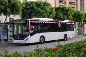 Autobús urbano recorriendo la Avenida Federico García Lorca
