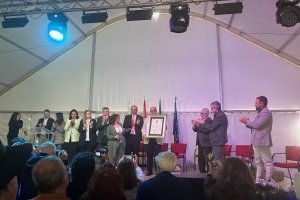 El historiador Juan Grima Cervantes recibiendo el título de Cronista Oficial de Turre.