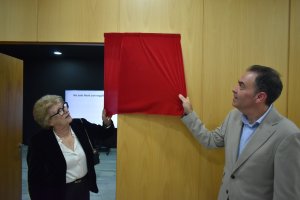 La sala audiovisual recibe el nombre de Gabriel Martínez Guerrero.