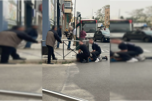 Imagen del momento de la detención del hombre acusado de amenazas graves tomada por los viandantes que presenciaron la escena.