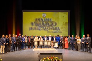 Foto de familia tras el acto institucional del Día del Villazgo en Huércal-Overa.
