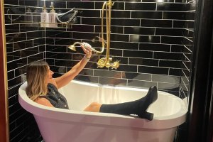 Uno de los rincones más fotografiados de Casa Farra, con su bañera vintage y estética retro.