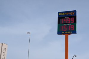 Precio del combustible en una gasolinera de Almería.