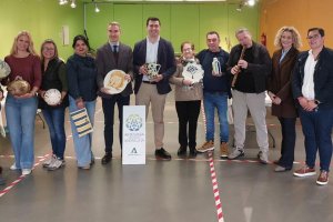 Imagen de los artesanos de Níjar y diferentes autoridades.