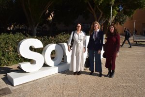 María Teresa Martín Palomo, profesora de la UAL; María del Mar Esparza, coordinadora del Instituto Andaluz de la Mujer en Almería, e Inmaculada López, directora de Igualdad de la Universidad de Almería.