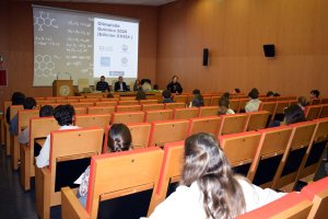 Estudiantes participantes en la Olimpiada de Química escuchan con atención las explicaciones en la sesión de apertura de la prueba.
