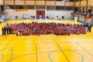 Foto de familia del Club Balonmano Roquetas para la temporada 2025-2026 en el Pabellón Máximo Cuervo.