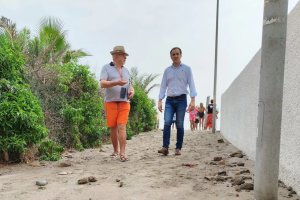 El alcalde de Vera (derecha) paseando por la zona afectada en una imagen de archivo.