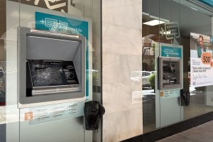 Dos de los tres cajeros automáticos de Cajamar vandalizados en el centro de Almería.