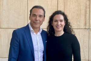 Mariola Hidalgo junto al autor de la entrevista Antonio Hermosa.