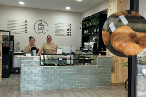 Rocío y Ana en Croafé, su nueva cafetería en Almería capital.