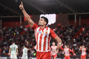 Álex Muñoz celebra su gol al Córdoba en el Estadio de los Juegos Mediterráneos.