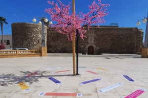 Iluminación y frases por el 8 M en Carboneras.