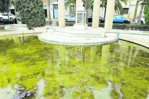 El estanque ante el busto de don Nicolás Salmerón tiene una dejadez de años.