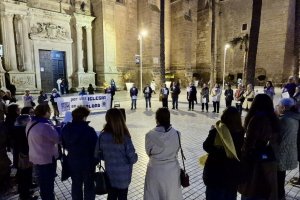 Imagen de la concentración a las puertas de la Catedral de Almería.