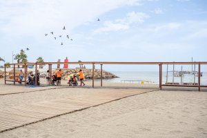 Pasarelas de madera en las playas de Roquetas de Mar.