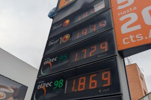 Precios del combustible en una gasolinera de Almería.