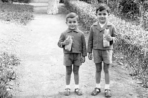 Niños de los años 50 en el Paseo de San Luis, con sus bocadillos reglamentarios. Hoy es difícil ver a un niño en la calle con un bocadillo en la mano.