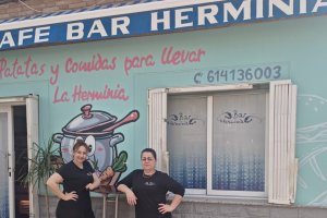 Sandra Freniche -derecha- y Carmen Cortés, las dos cocineras de la Herminia, en El Alquián.