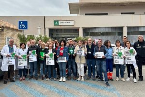 Imagen de archivo de personal sanitario de un centro de salud almeriense protestando contra las agresiones`.
