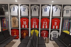 La sala de espera de la clínica del doctor Ripoll en el UD Almería Stadium es un museo con un valor incalculable.
