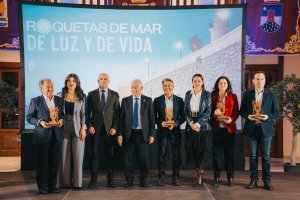 Foto de familia tras la entrega de los premios