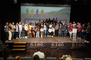 Foto de familia de los participantes en la gala de clausura