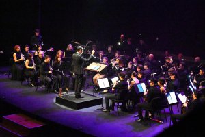 Brillante la actuación de la Coral Polifónica Ciudad de Roquetas y la Banda de Música de la Unión Musical Roquetas de Mar.