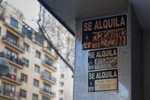 Cartel de 'se alquila' en un edificio, en una imagen de archivo.