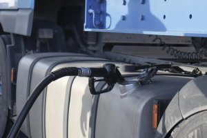 Un camión reposta combustible en una gasolinera.