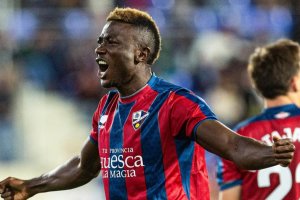 Soko vivió una temporada en el Huesca salpicada de goles.