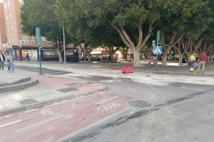 Labores para absorber el líquido que provocó varias caídas esta mañana.