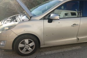 Imagen del Renault Clio que apareció con siete orificios de bala en el centro de Cuevas del Almanzora.