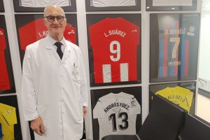 El doctor Ripoll en la clínica que tiene en el Estadio de los Juegos Mediterráneos.