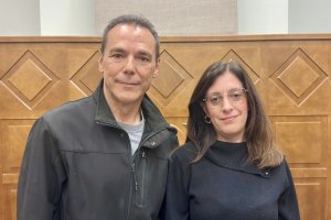 La enóloga y bodeguera Cristina Calvache junto al autor de la entrevista, Antonio Hermosa.