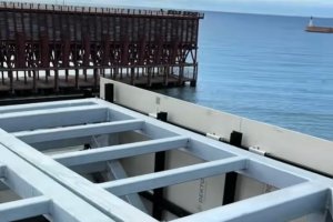 Imagen de la estructura de acero que ha permitido instalar la segunda piel de Dekton en la sede del Puerto de Almería.