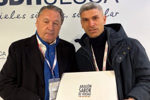 Salva Sevilla con Agustín Lasaosa, presidente del Huesca.
