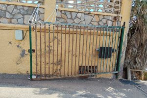 Puerta de acceso al puesto de la Guardia Civil en San José.