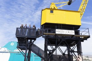 Juanma Moreno, Gustavo Santana, Rosario Soto y María del Mar Vázquez en la grúa restaurada
