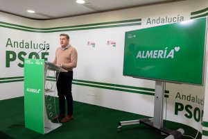 Nicolás Ayala en la sede del PSOE de Almería