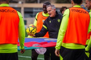Javi Fernández, un profesional de corazón rojiblanco, con los futbolistas en el Anexo.