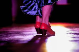 Por qué no aprendemos de niños a tocar las palmas, bailar, cantar o tocar la guitarra.