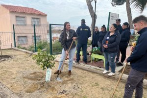 La concejala de Desarrollo Económico, Miriam Quintana, acompañada por el director y el docente del programa, ha visitado las intervenciones