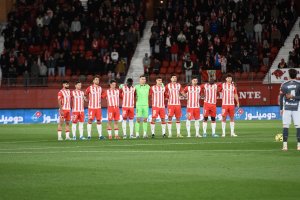 Los que salen y los que se quedan en el banquillo miran la Primera.