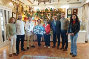 Entrega del eslogan de la campaña a los establecimientos de Vera.