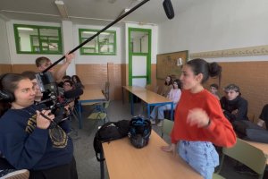 Plano de conjunto que revela la dimensión colaborativa del proyecto 'León'.