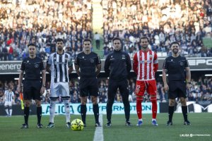 El equipo arbitral con los capitanes en el Castellón-Almería.